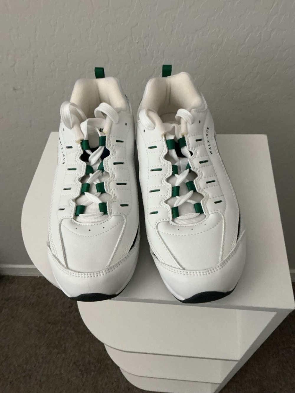 Easy Spirit White Womens size 7W Walk Run Sneakers